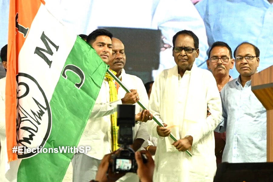 বিজেপি ছেড়ে তৃণমূলে কুনার হেমব্রম, মোদির বঙ্গ সফরের মাঝে অভিষেকের হাত ধরে দলবদল