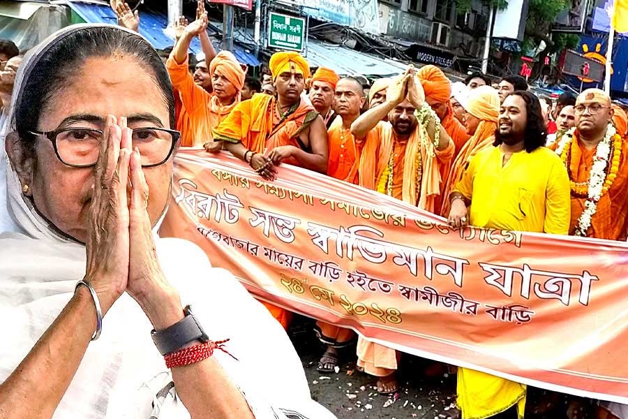 মমতার মন্তব্যের জের, প্রতিবাদে রাজপথে ‘স্বাভিমান যাত্রা’য় সাধু-সন্তরা