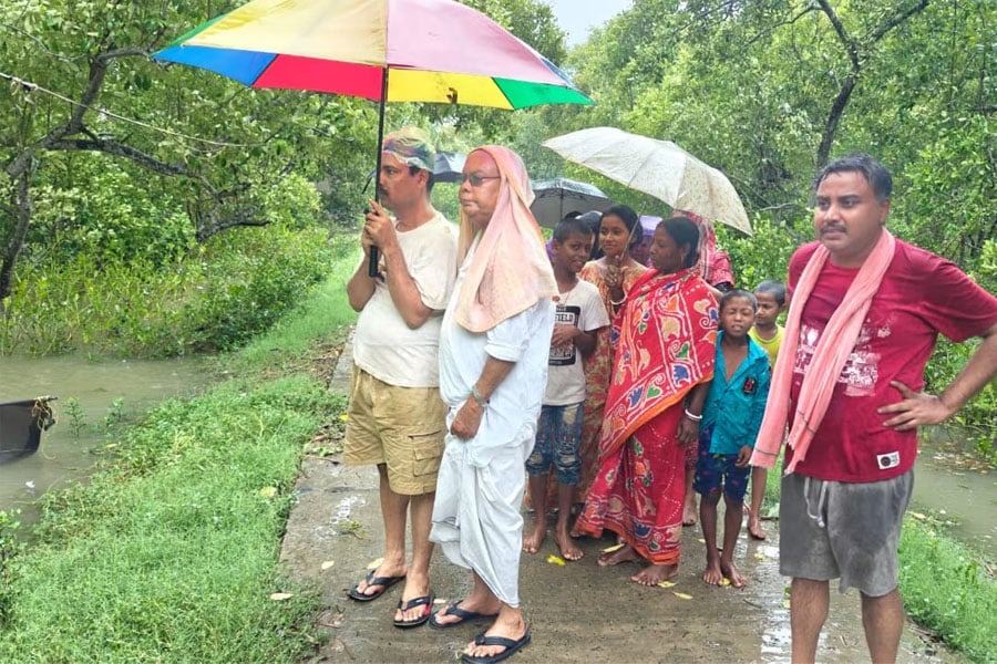 এক হাতে ছাতা ও অন্য হাতে ধুতির খুঁট, ঝড়ের আগে ফের হাজির ‘সুপার হিরো’ কান্তি বুড়ো