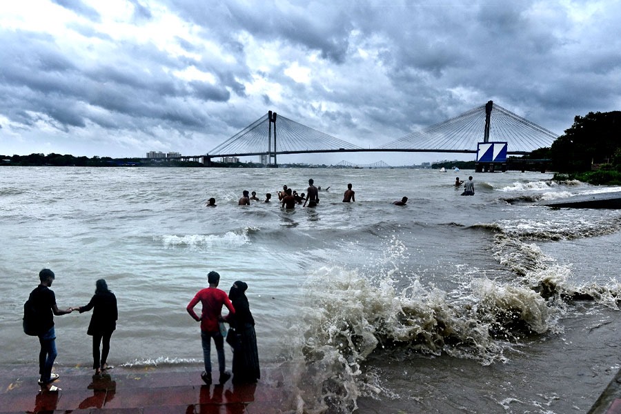 ‘রেমাল’কে তুড়ি মেরে এনজয় জনতার! ‘ভয়ংকর গঙ্গা’র ঘাটে সেলফি তোলার হিড়িক