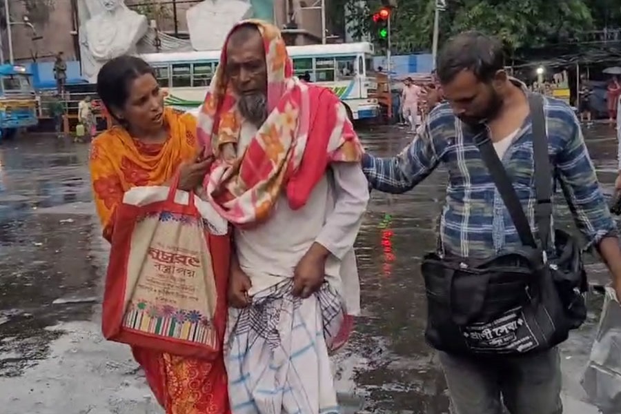 রাস্তায় বেরিয়ে নাকাল নিত্যযাত্রীরা, ভোগান্তি চরমে! কী বলছেন সাধারণ মানুষ?