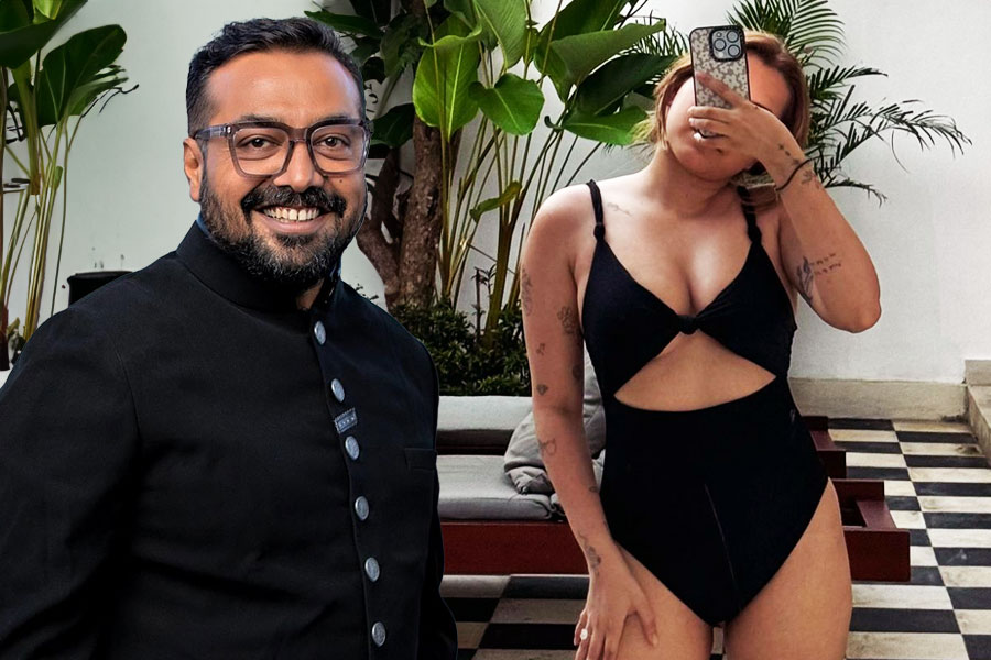 উষ্ণ আদর! যৌবনের আশকারায় বলিউড নায়িকাদেরও টক্কর দেবে অনুরাগ কশ্যপের মেয়ে