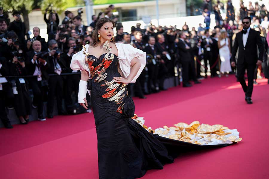 Aishwarya Rai Bachchan at Cannes 2024 with plastered hand, fans hail her professionalism