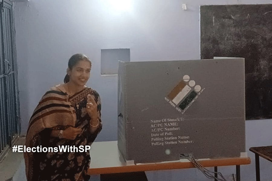 MS Dhoni, Babita Phogat casts vote in Lok Sabha 2024