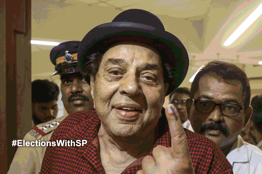 গণতন্ত্রের উৎসবে শামিল বলিউড, দেশের কোন ইস্যু মাথায় রেখে ভোট দিলেন তারকারা?