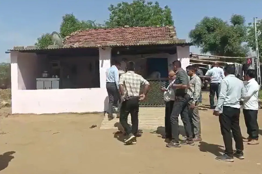 অনলাইনে আসা পার্সেল খুলতেই ভয়াবহ বিস্ফোরণ, গুজরাটে মৃত বাবা-মেয়ে