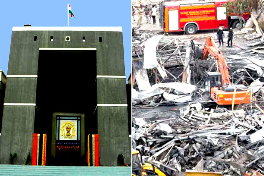 রাজকোট অগ্নিকাণ্ডে জনস্বার্থ মামলা, ‘আমজনতার নিরাপত্তা কোথায়?’ প্রশ্ন গুজরাট হাই কোর্টের