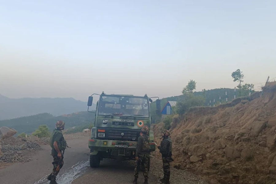 5 Air force personal injured due to terror attack in amry vehicles in jammu and kashmir