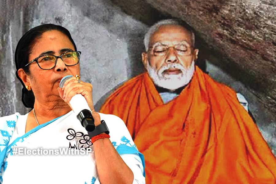 ‘ধ্যান কেউ ক্যামেরা নিয়ে করে?’, বিবেকানন্দ রকে মোদির সাধনা নিয়ে খোঁচা মমতার