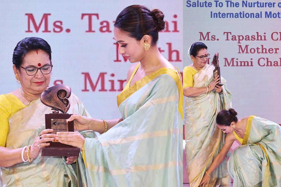 Mimi Chakraborty's Mother received Ratna Garbha Award