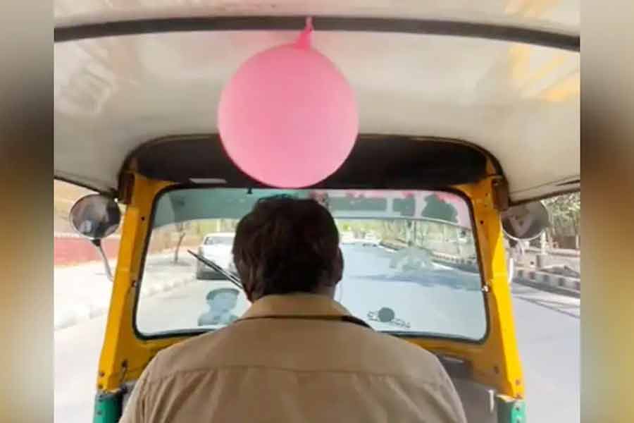 Bengaluru man celebrated daughter's birthday in auto with pink balloon