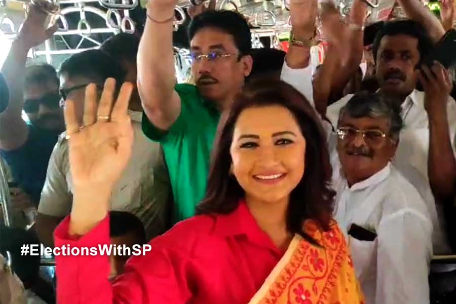 Rachna Banerjee's vote campaign in local train before ok Sabha Election 2024