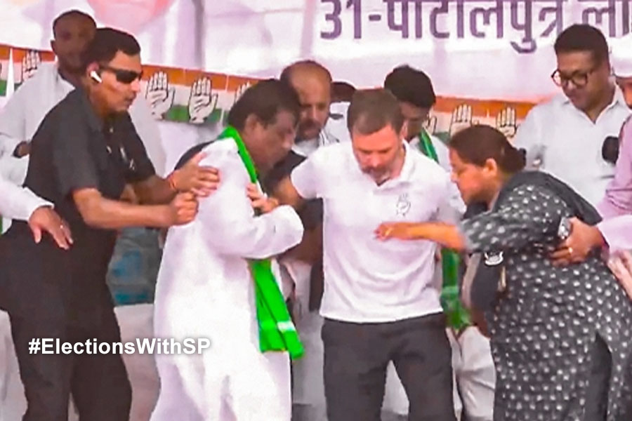 Stage Collapses At Rahul Gandhi's Bihar Poll Rally With Misa Bharti