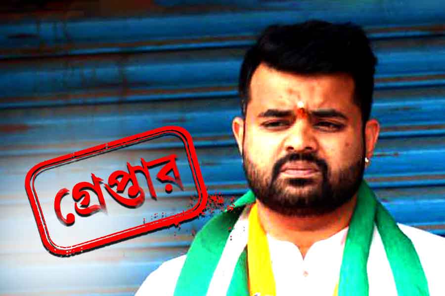 দেশে ফিরতেই পাকড়াও, গ্রেপ্তার সেক্স স্ক্যান্ডেলে অভিযুক্ত প্রজ্জ্বল