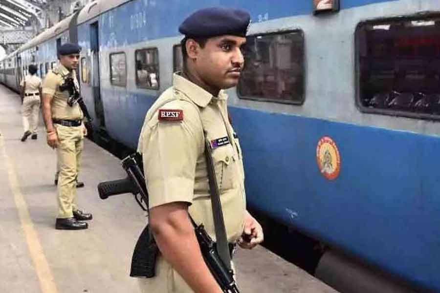GRP-RPF jawans busy on poll duty, touts take over