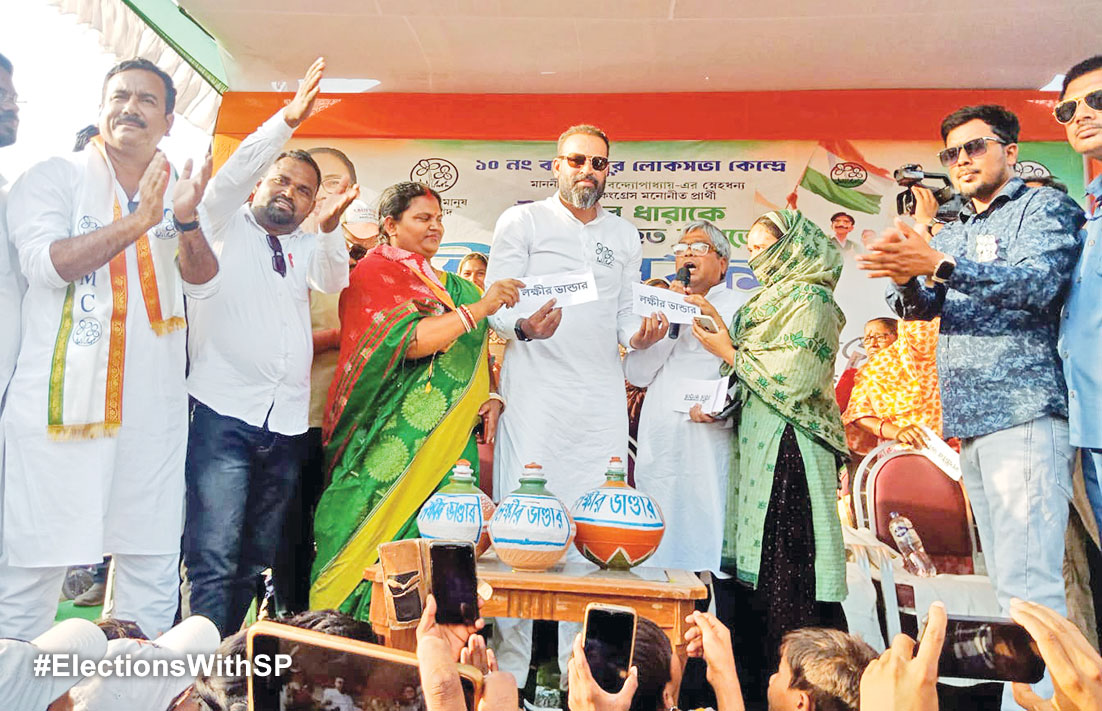 2024 Lok Sabha Election: Berhampore women give Donation to Yusuf Pathan for Lok Sabha campaign