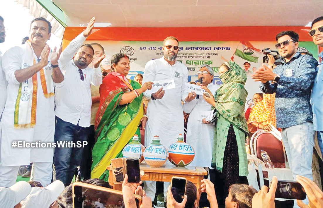 2024 Lok Sabha Election: Berhampore women give Donation to Yusuf Pathan for campaign