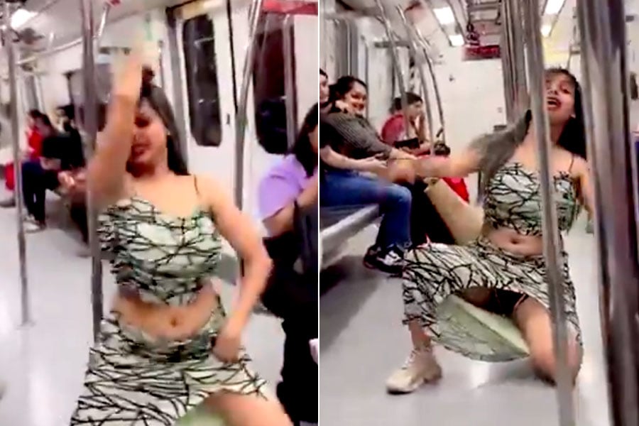 Girl obscene dirty dance in Delhi metro viral video