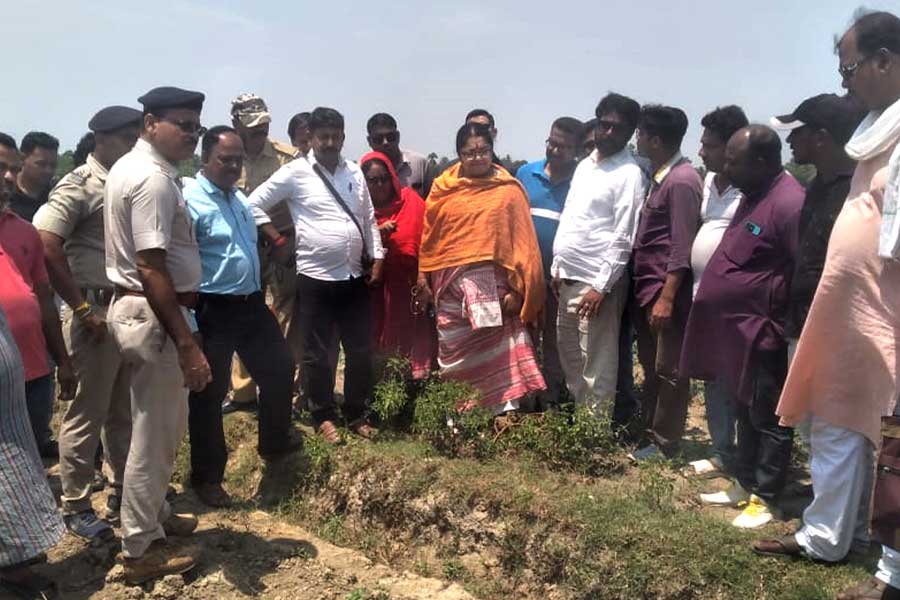ধর্ষণ করে খুন! পাণ্ডুয়ায় খেতের পাশে তরুণীর রক্তাক্ত দেহ উদ্ধারের ঘটনায় সরব লকেট
