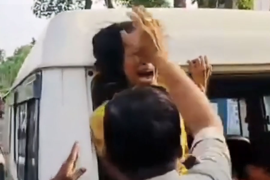 পুলিশ ভ্যানে তোলার সময় মহিলার বুকে ধাক্কা! ‘ক্লোজ’ তুফানগঞ্জ থানার এএসআই
