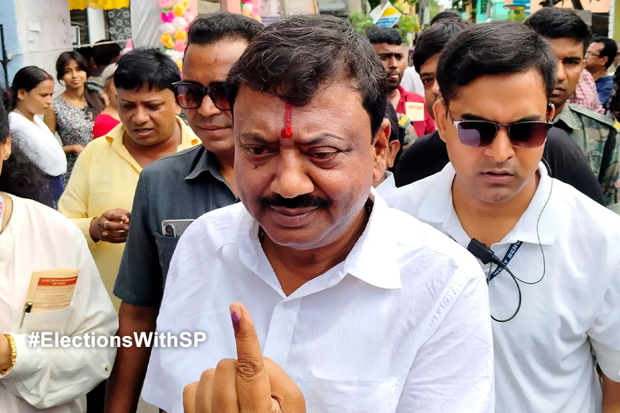 ভোট দিয়ে বিজেপি প্রার্থী অর্জুনকে খোঁচা তৃণমূলের পার্থর