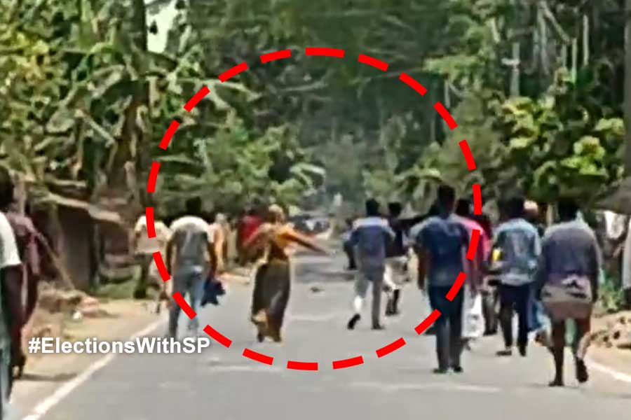ভোট দিতে যাওয়ার পথে বাধা! ডোমকলে জোটকর্মীদের উপর ‘আক্রমণ’ তৃণমূলের