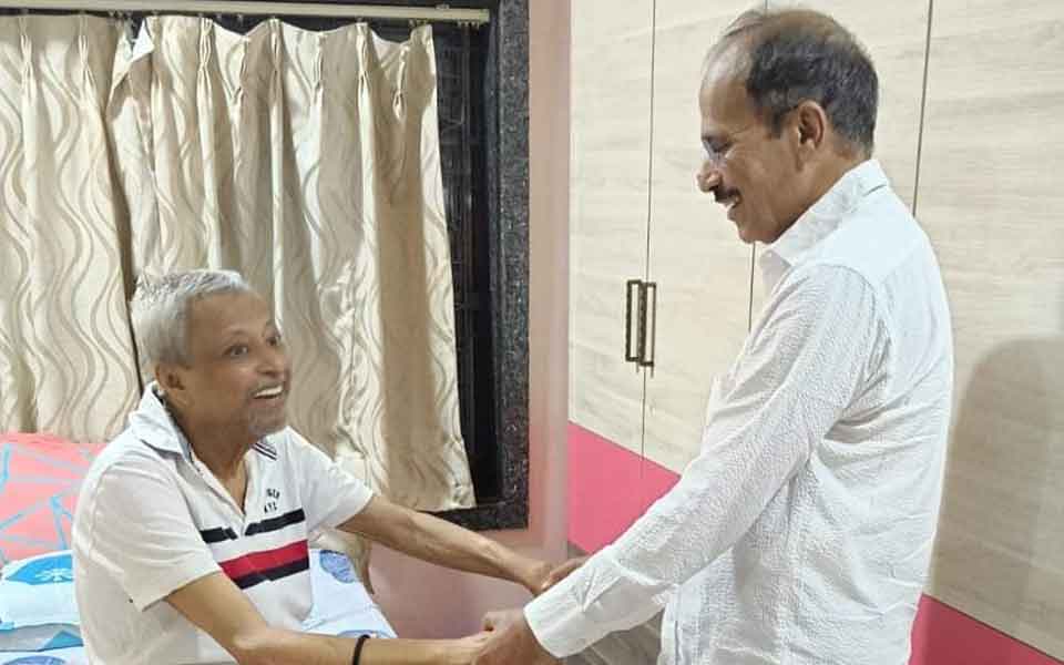 অসুস্থ মুকুলকে দেখতে কাঁচরাপাড়ার বাড়িতে অধীর, কী কথা হল?