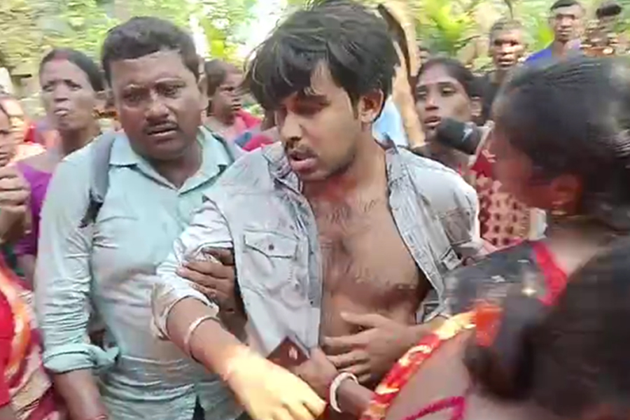 বিধায়কের সামনে রাস্তায় ফেলে তৃণমূল কর্মীকে লাঠিপেটা, বিজেপির বিক্ষোভে ‘জ্বলছে’ সন্দেশখালি
