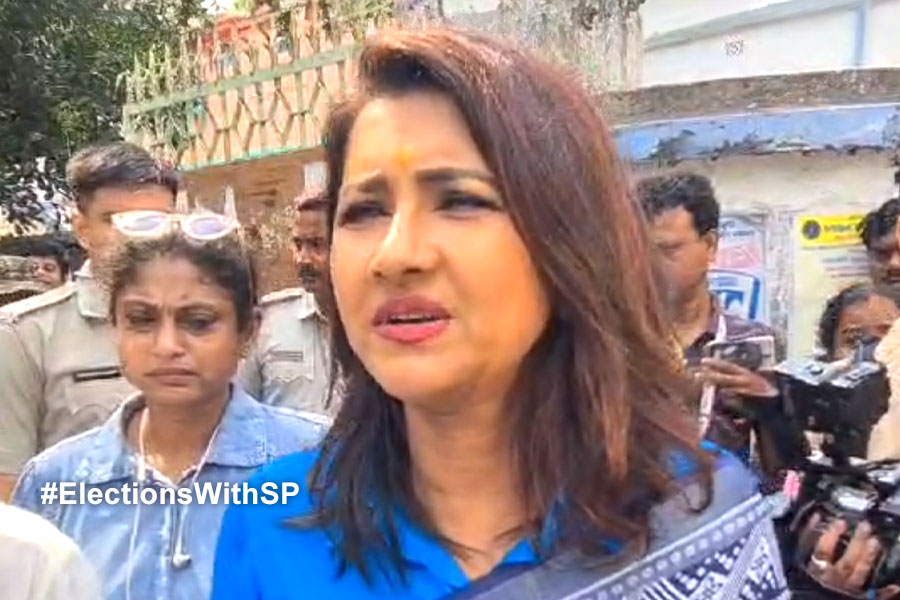 ‘রসগোল্লা খেয়ে মাথা ঠান্ডা রাখুক,’ লকেটকে ভোট-পরামর্শ রচনার