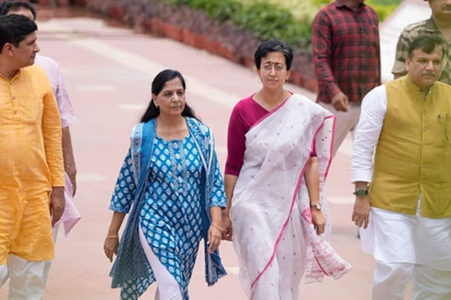 ‘একনায়কত্ব সব সীমা ছাড়িয়েছে’, কেজরির জামিনে স্থগিতাদেশের পরই মন্তব্য সুনীতা কেজরিওয়ালের