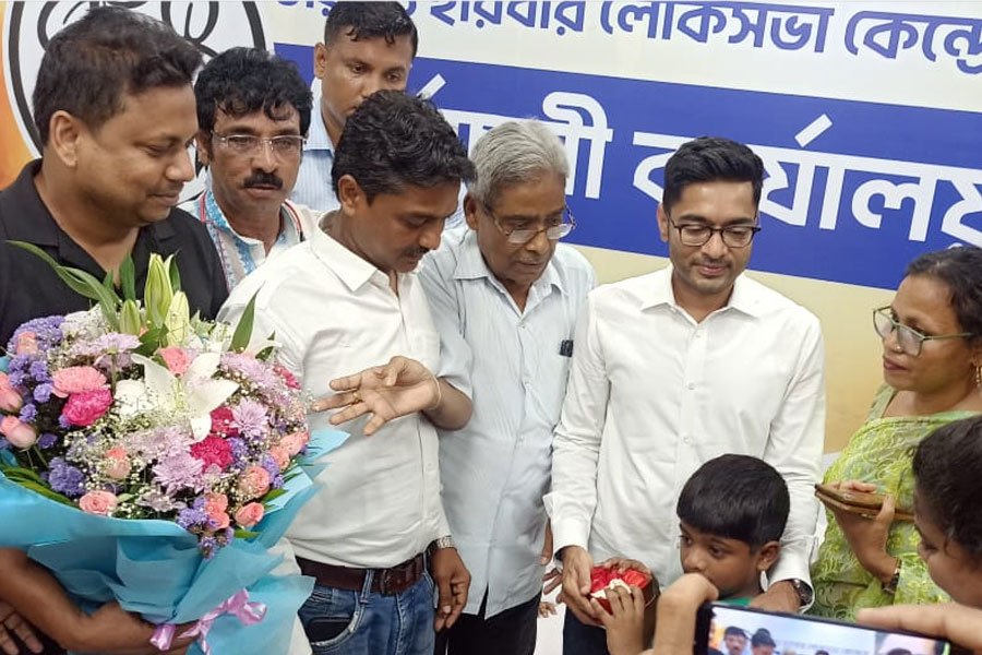 ‘আমার নয়, আপনাদের মিষ্টি খাওয়ার দিন আজ’, ভোটারদের সঙ্গে শুভেচ্ছা বিনিময়ে অভিষেক