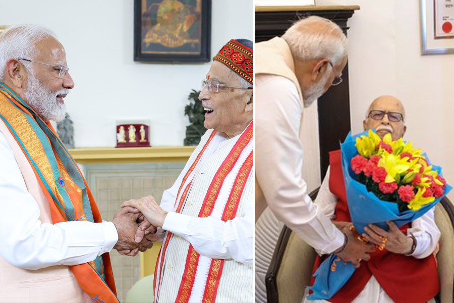 সংখ্যায় ঘুচেছে দম্ভ! সরকার গঠনের আগে আডবাণী-যোশীর আশীর্বাদ নিলেন মোদি