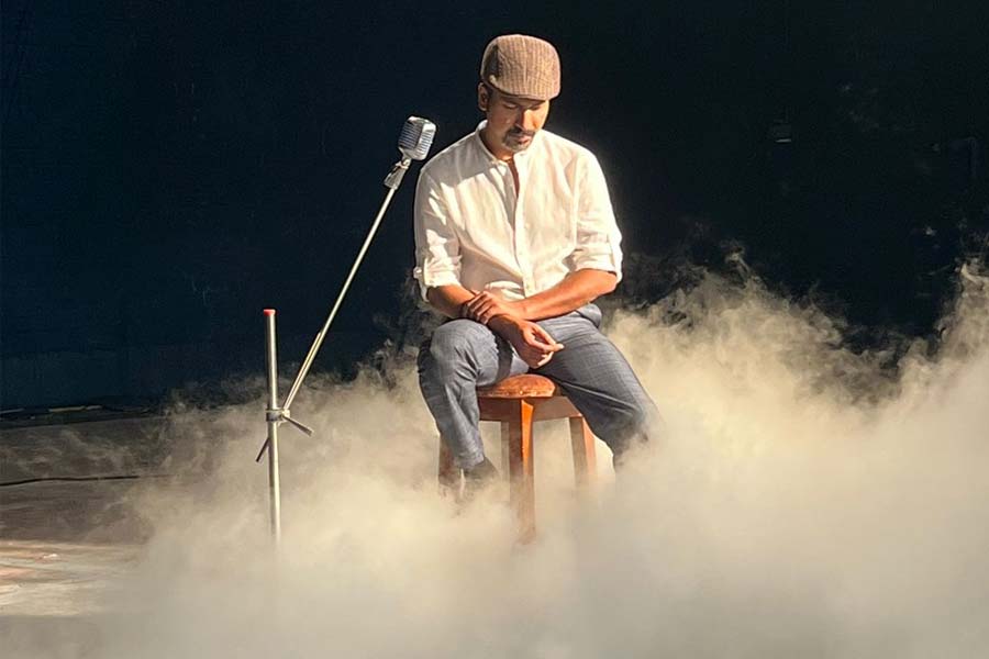 ‘মানিকবাবুর মেঘ’ ছবির উপস্থাপনায় অনির্বাণ ভট্টাচার্য, প্রকাশ্যে অভিনেতার গাওয়া প্রোমোশনাল গান