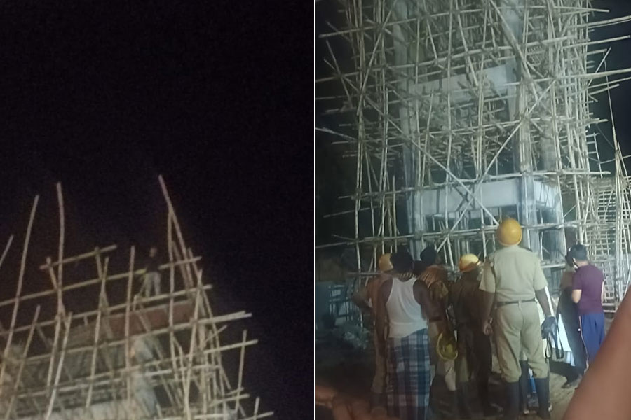 ‘চাক্কি পিসিং’… প্রেমিকার সঙ্গে বিয়ের দাবিতে জলের ট্যাঙ্কে চড়লেন বীরভূমের ‘বীরু’
