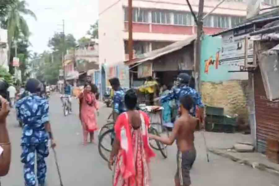 ছেলেধরা সন্দেহে দুজনকে বেধড়ক মার, পুলিশের গাড়ি ভাঙচুর, রণক্ষেত্র বারাসত