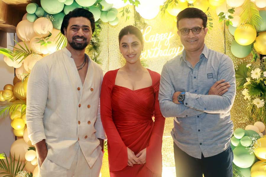 দেবের ডাকে রুক্মিণীর জন্মদিনের পার্টিতে সৌরভ! দেখলেন ভারত-ইংল্যান্ড সেমিফাইনালও