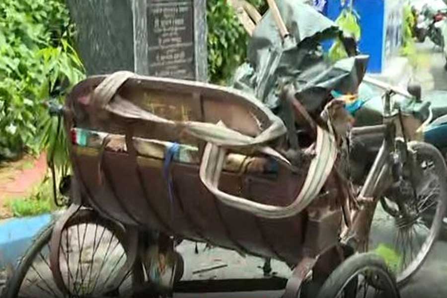 বৃষ্টি থেকে বাঁচতে গিয়ে বিপদ, গল্ফগ্রিনে গাছ ভেঙে মৃত্যু রিকশাচালকের