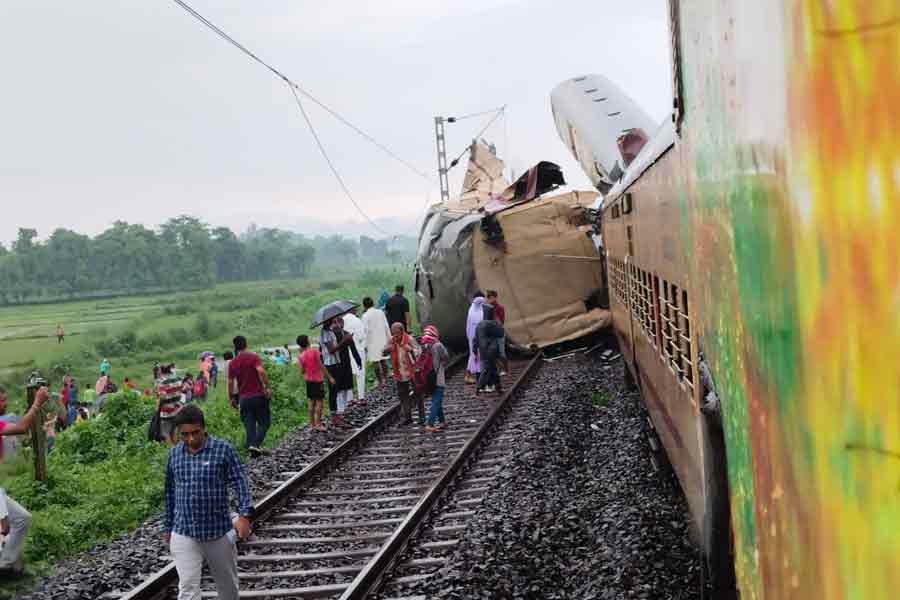 শিয়ালদহমুখী কাঞ্চনজঙ্ঘা এক্সপ্রেসে মালগাড়ির ধাক্কা, বেলাইন ২টি কামরা, উদ্বিগ্ন মুখ্যমন্ত্রী