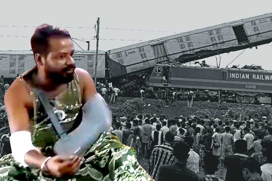 কাঞ্চনজঙ্ঘা দুর্ঘটনায় জখম শরীরেও ৫ জনকে উদ্ধার! বাড়ি ফিরলেন ধনেখালির ‘হিরো’ তন্ময়
