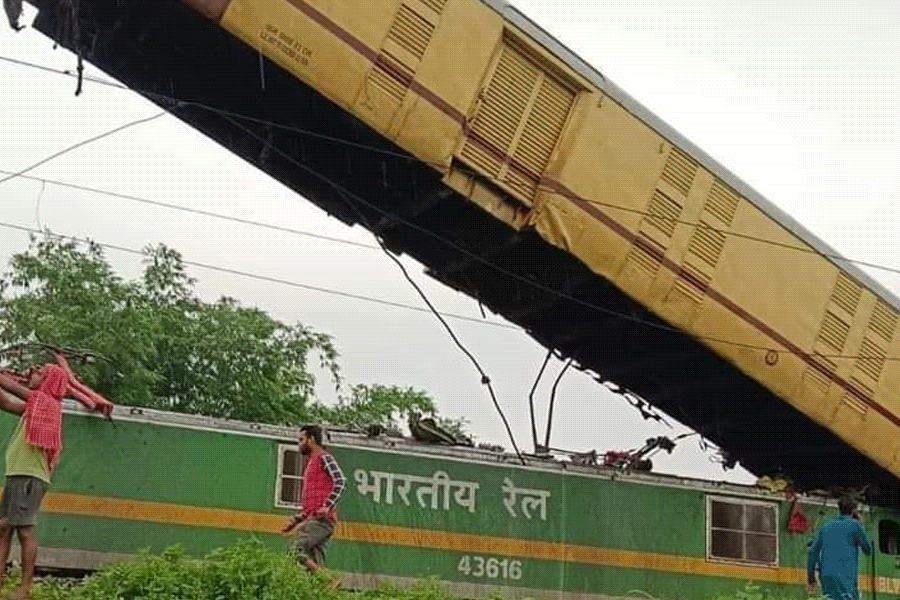 কাঞ্চনজঙ্ঘা এক্সপ্রেস দুর্ঘটনায় মৃত বেড়ে অন্তত ৮, জখম ৩০
