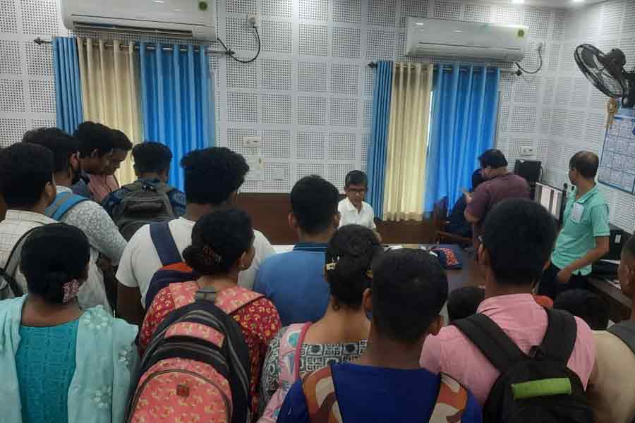 টিউশন না পড়ায় ১১ পড়ুয়াকে ফেল করানোর অভিযোগ অধ্যাপকদের বিরুদ্ধে! উত্তেজনা কাটোয়া কলেজে