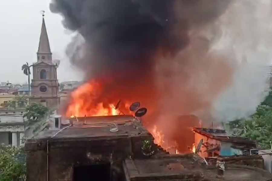 কলকাতায় ফের ভয়াবহ অগ্নিকাণ্ড, দাউদাউ করে জ্বলছে গার্স্টিন প্লেসের বহুতল