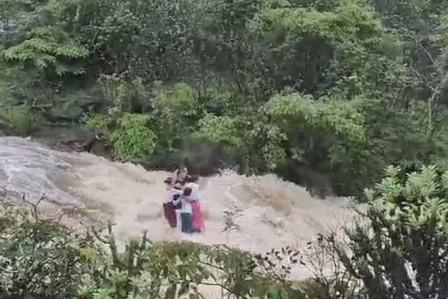 লোনাভালায় মরণফাঁদ, মুহূর্তের ভুলে জলপ্রপাতে ভেসে গেলেন একই পরিবারের ৫ জন