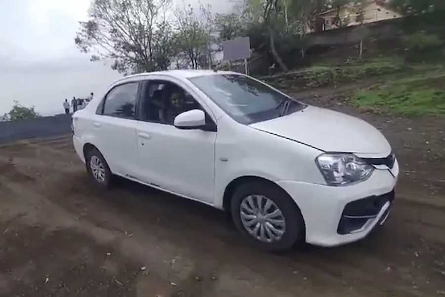 ড্রাইভিং শিক্ষার রিল বানাতে গিয়ে খাদে পড়ল গাড়ি! মর্মান্তিক মৃত্যুর ভিডিও ভাইরাল