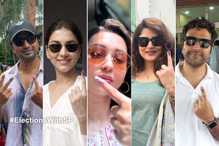 বুথে সেলেবদের দেখে ভিড়! সেলফির আবদার, দেব-রুক্মিণী, বনি-কৌশানিদের ভোট-উৎসবের ছবি দেখুন