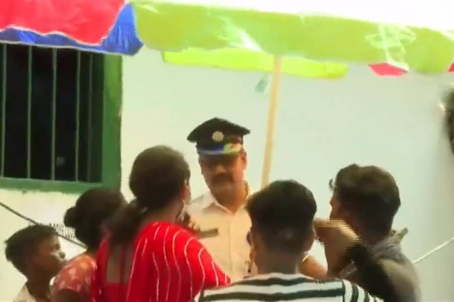 হাই কোর্টের নির্দেশে জমি দখলমুক্ত করতে গিয়ে পুলিশকে ‘বাধা’, রণক্ষেত্র মাঝেরহাট