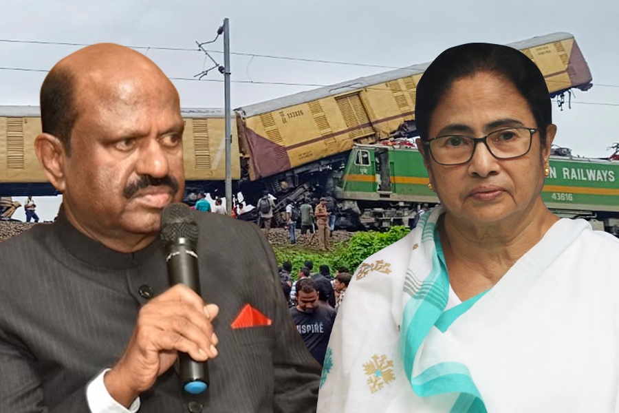 উত্তরবঙ্গের দুর্ঘটনাস্থলে যাচ্ছেন রাজ্যপাল-মুখ্যমন্ত্রী, একই বিমানে সফরের সম্ভাবনা