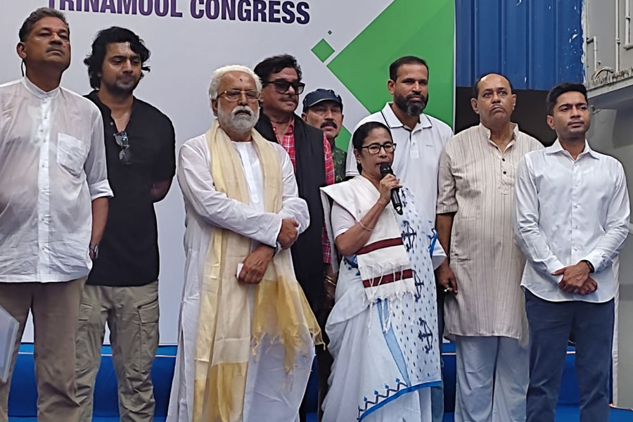 এখনই উদযাপন নয়, ২১-এর মঞ্চে শহিদদের জয় উৎসর্গ করবেন মমতা