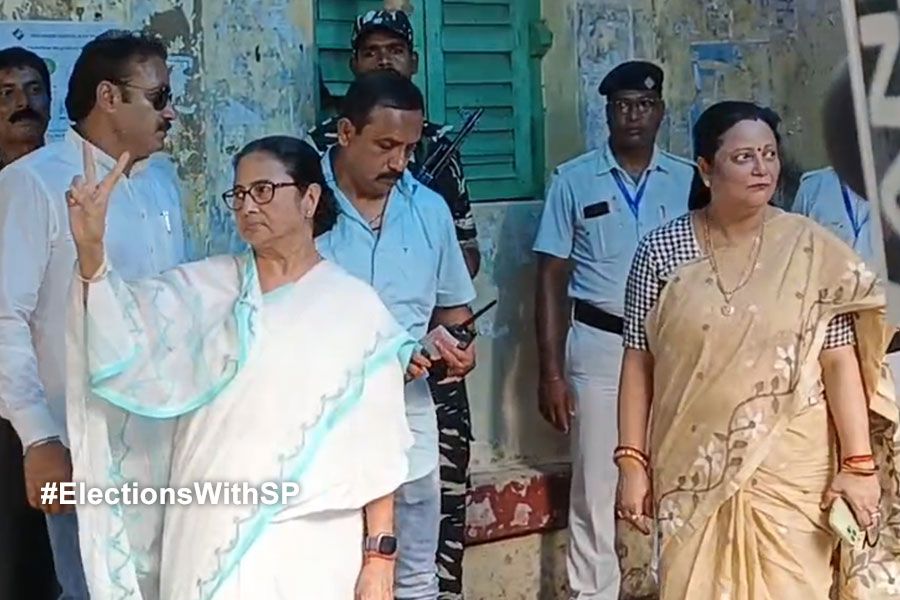 Lok Sabha Elections 2024: Mamata Banerjee casts vote at Mitra Institution