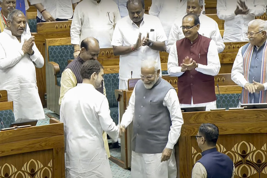 ঠোঁটে মুচকি হাসি ঝুলিয়ে প্রধানমন্ত্রীর সঙ্গে উষ্ণ করমর্দন! সৌজন্যে মোদিকেও টেক্কা রাহুলের